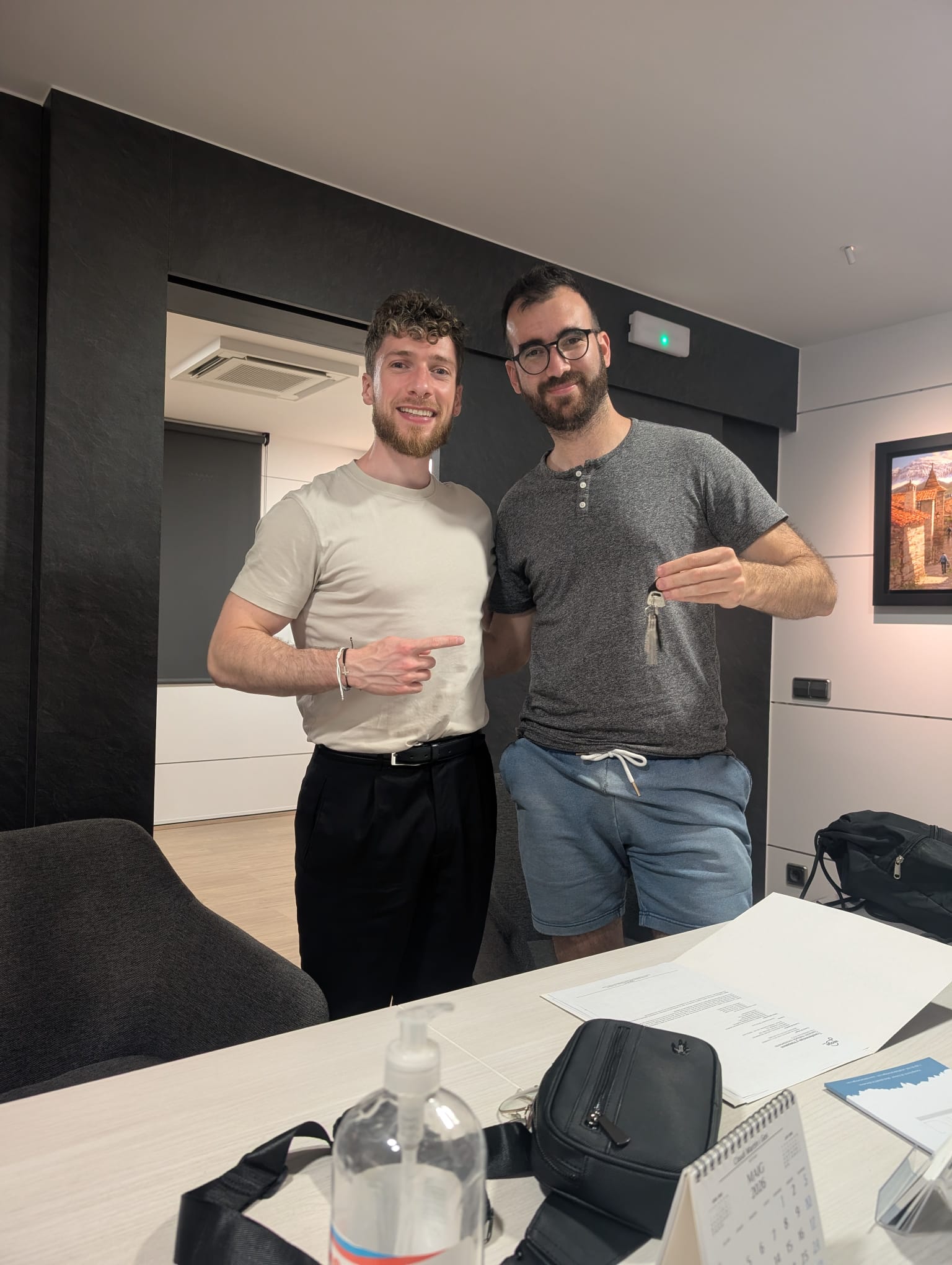 Àlex Martínez junto a Ferran tras su operación inmobiliaria